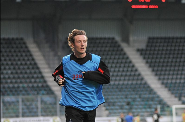 球速体育APP-斯旺西青训新秀崭露头角，引起关注 